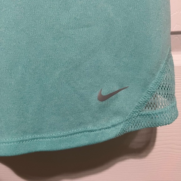 Nike Tank With Mesh Detail - Picture 4 of 4